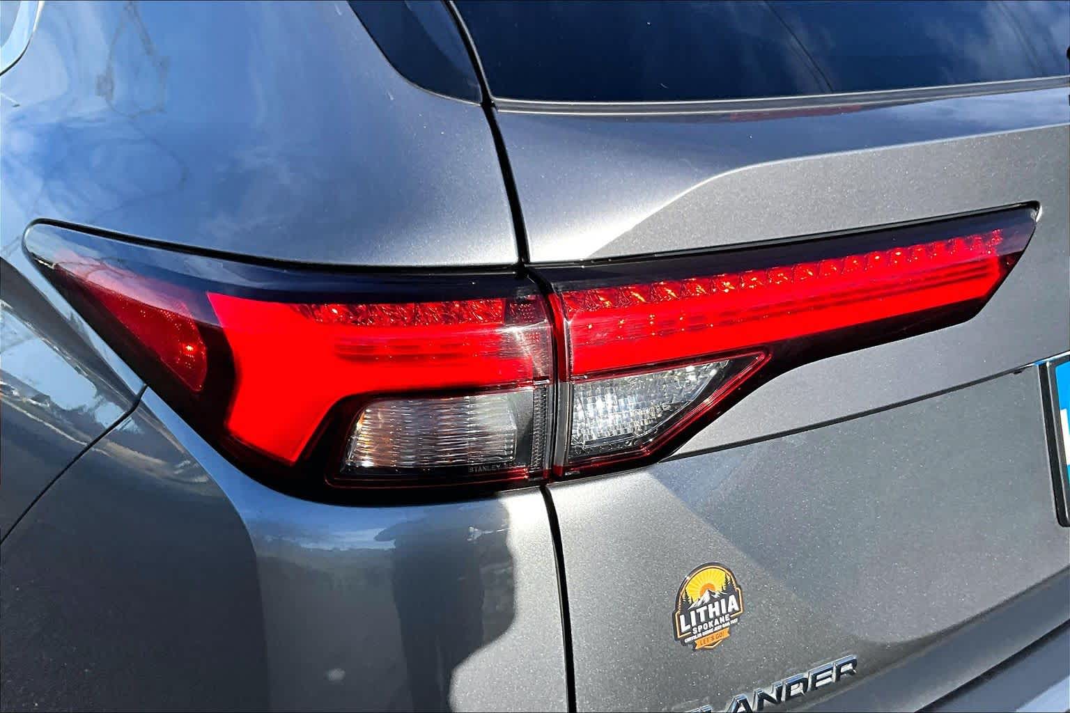 Thumbnail: 2023 Mitsubishi Outlander - 32