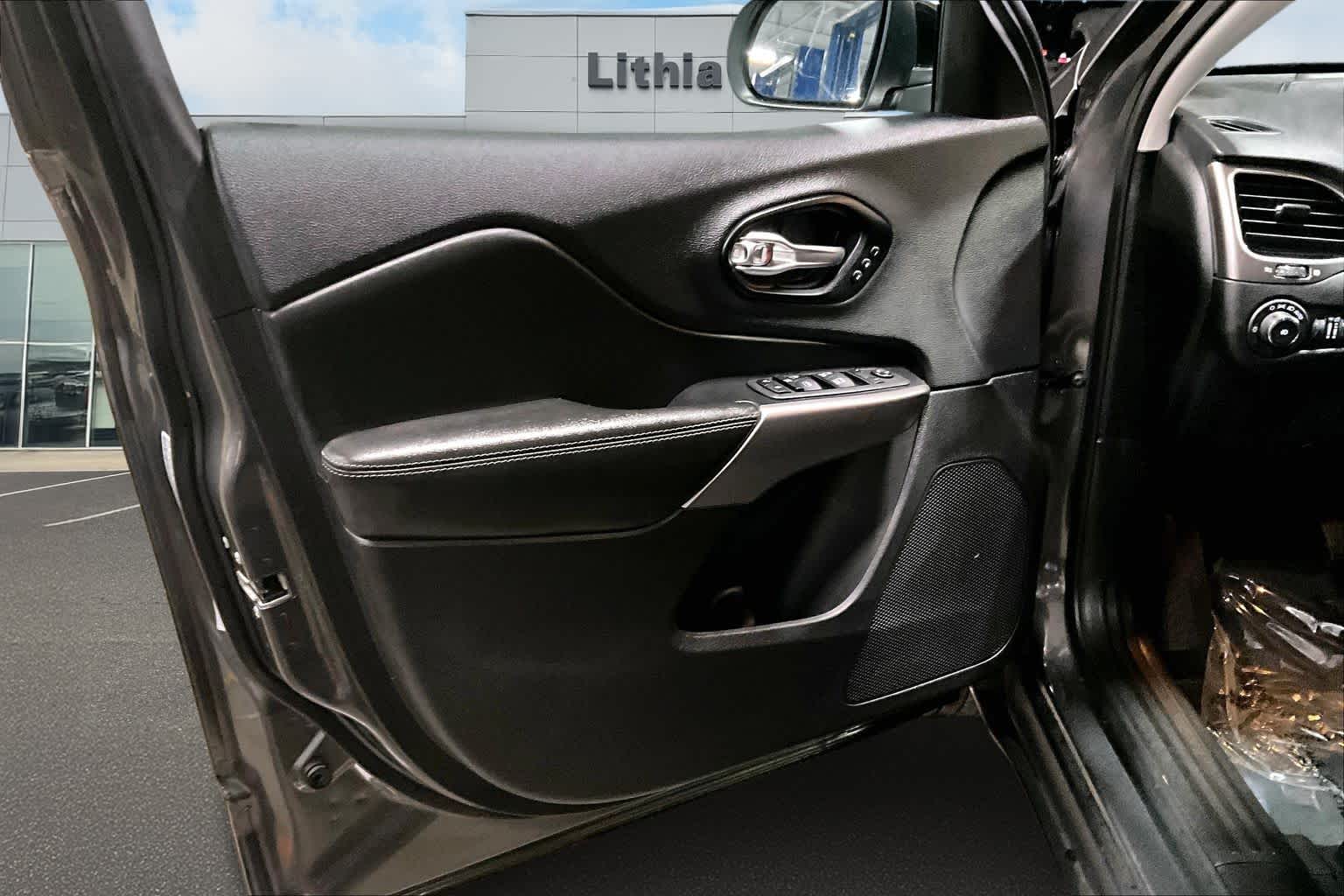 Thumbnail: 2022 Jeep Cherokee - 28