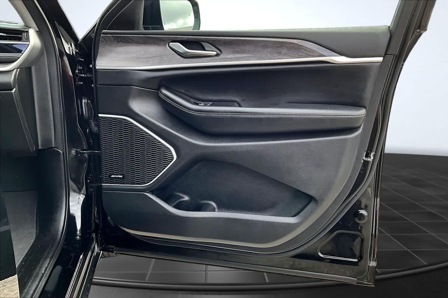 Thumbnail: 2022 Jeep Grand Cherokee - 28