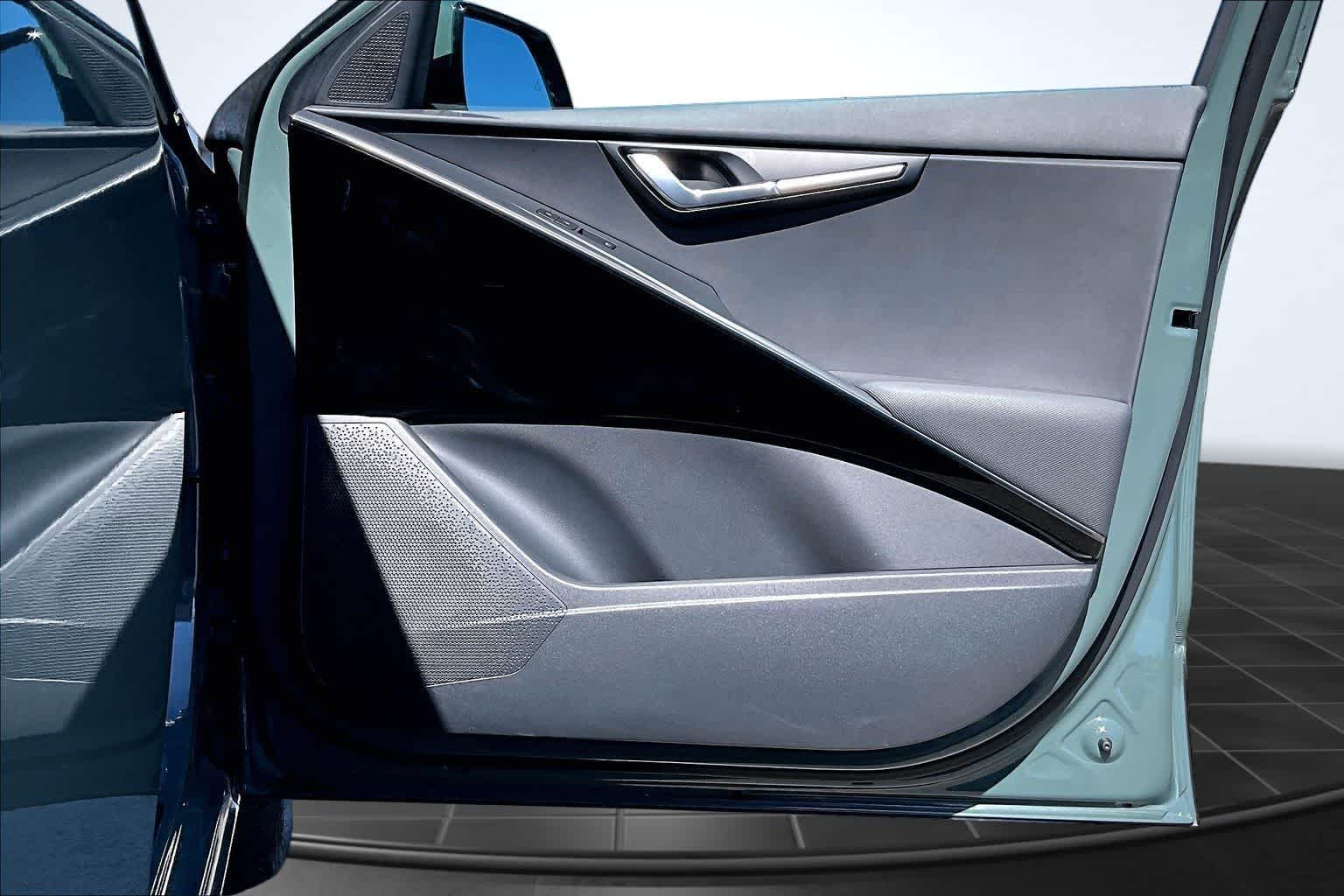 Thumbnail: 2024 Kia Niro - 29