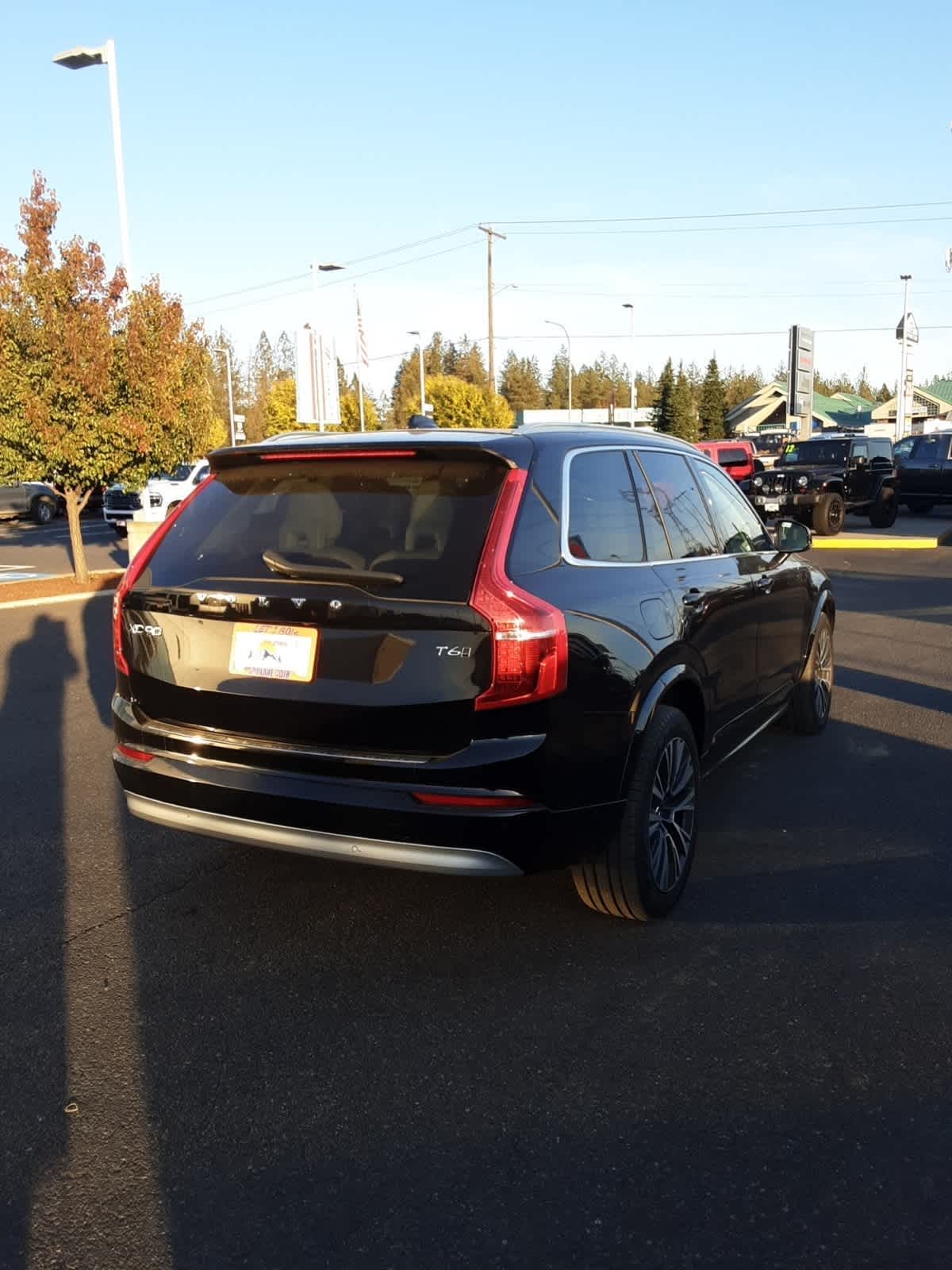 2022 Volvo XC90 T6 AWD Momentum photo 2