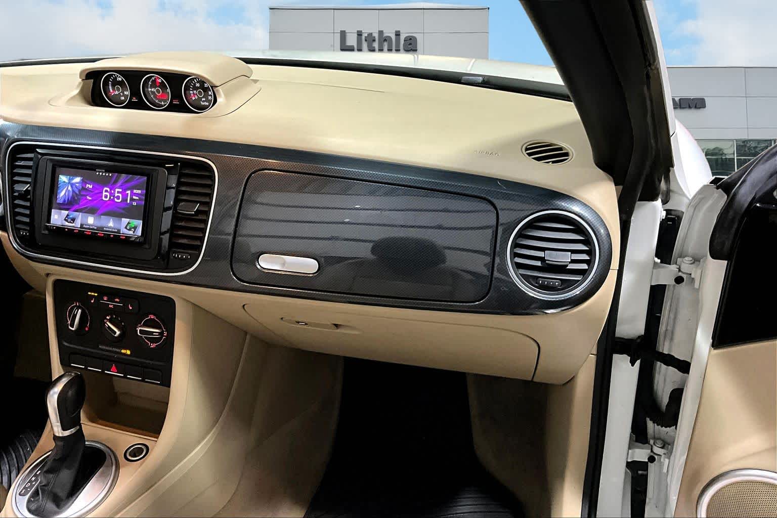 Thumbnail: 2015 Volkswagen Beetle - 24