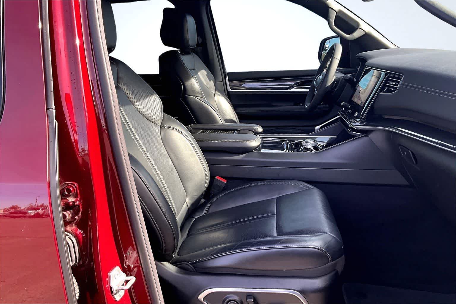 Thumbnail: 2022 Jeep Wagoneer - 13