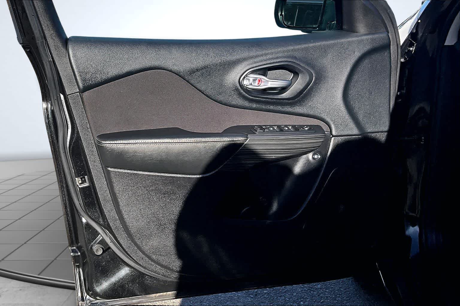 Thumbnail: 2016 Jeep Cherokee - 28