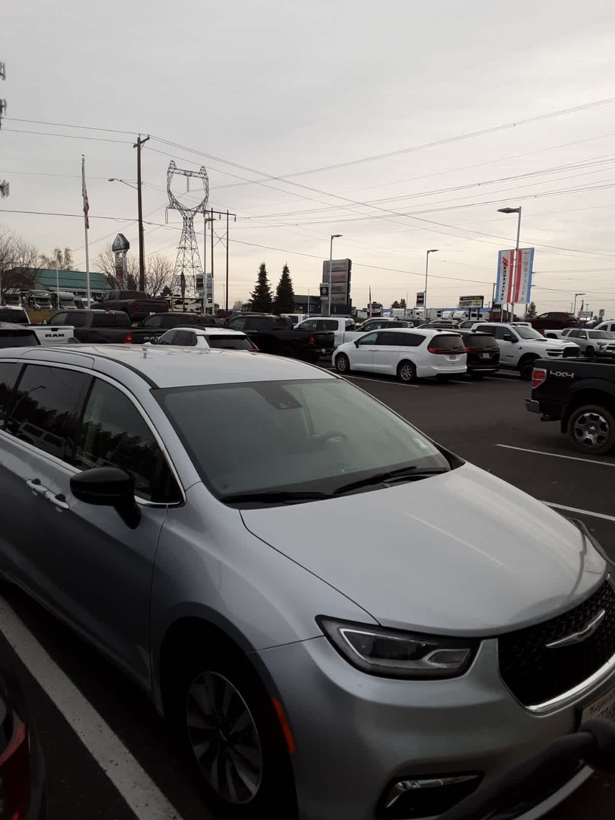 2024 Chrysler Pacifica Hybrid photo 2