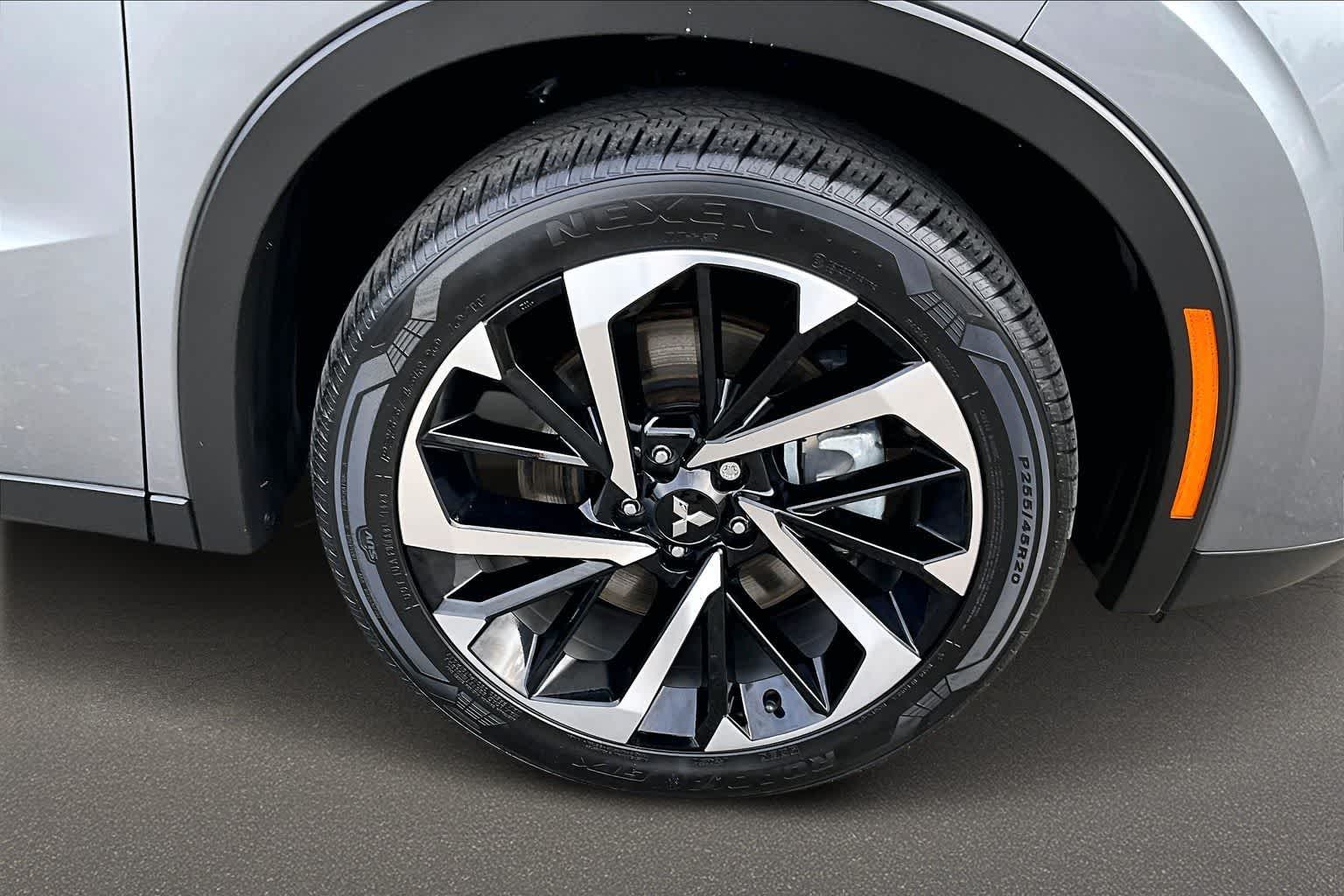 Thumbnail: 2023 Mitsubishi Outlander - 34