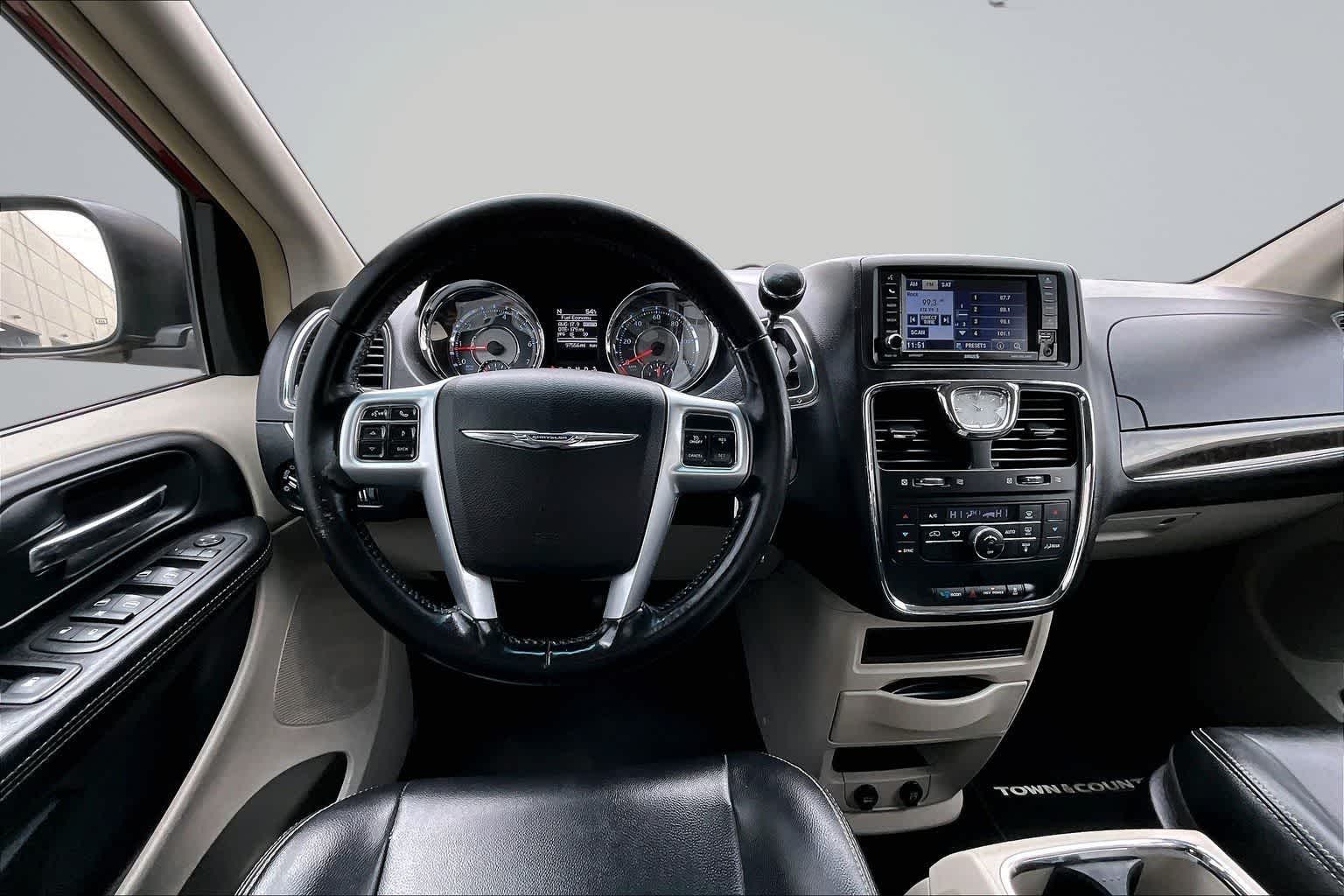 Thumbnail: 2012 Chrysler Town & Country - 15