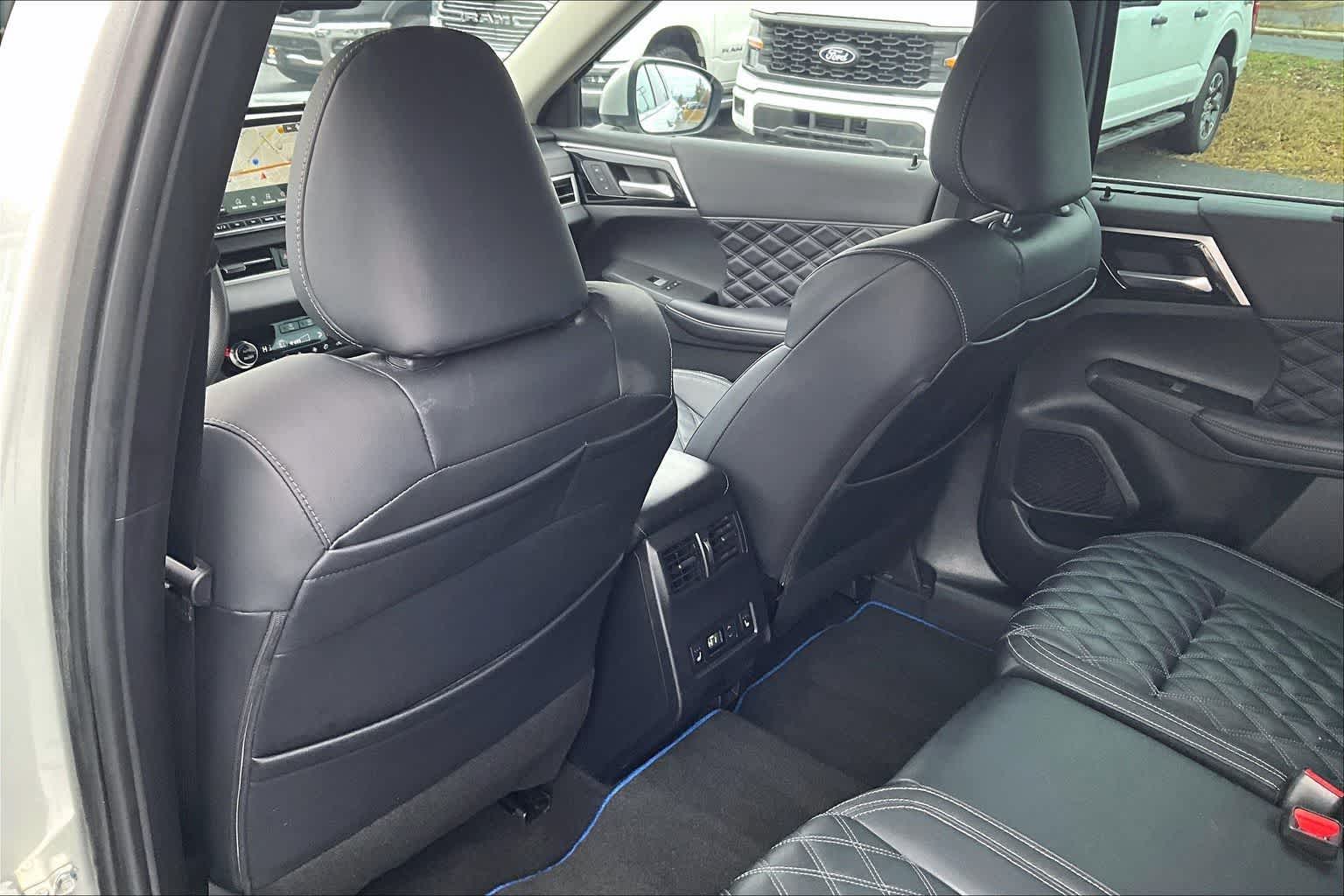 Thumbnail: 2023 Mitsubishi Outlander - 12