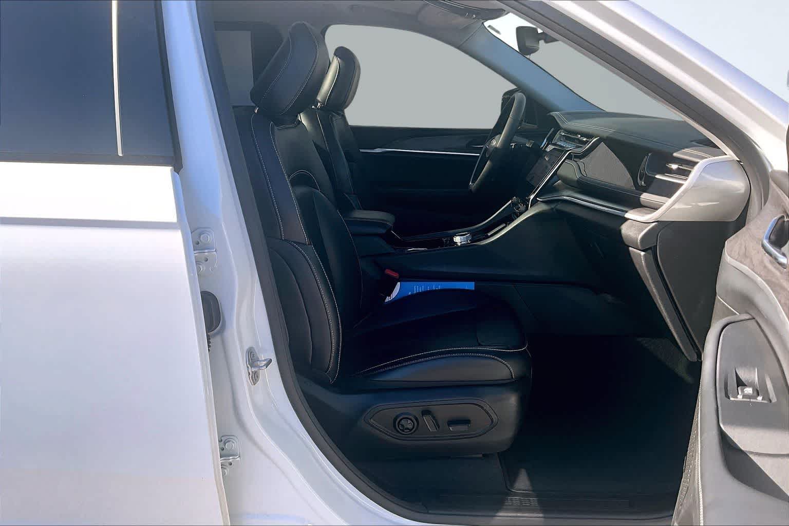 Thumbnail: 2022 Jeep Grand Cherokee - 14