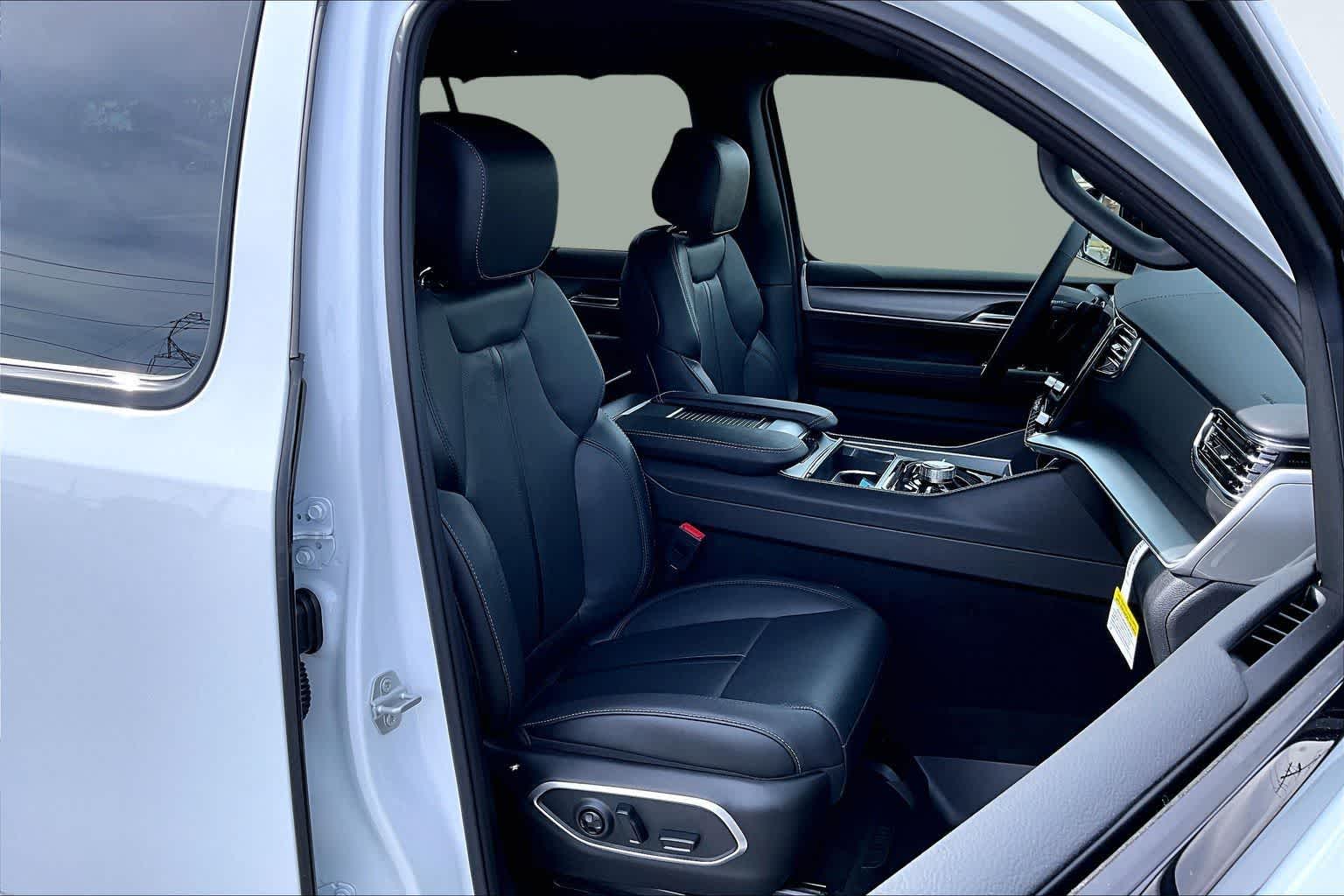 Thumbnail: 2026 Jeep Grand Wagoneer L - 14