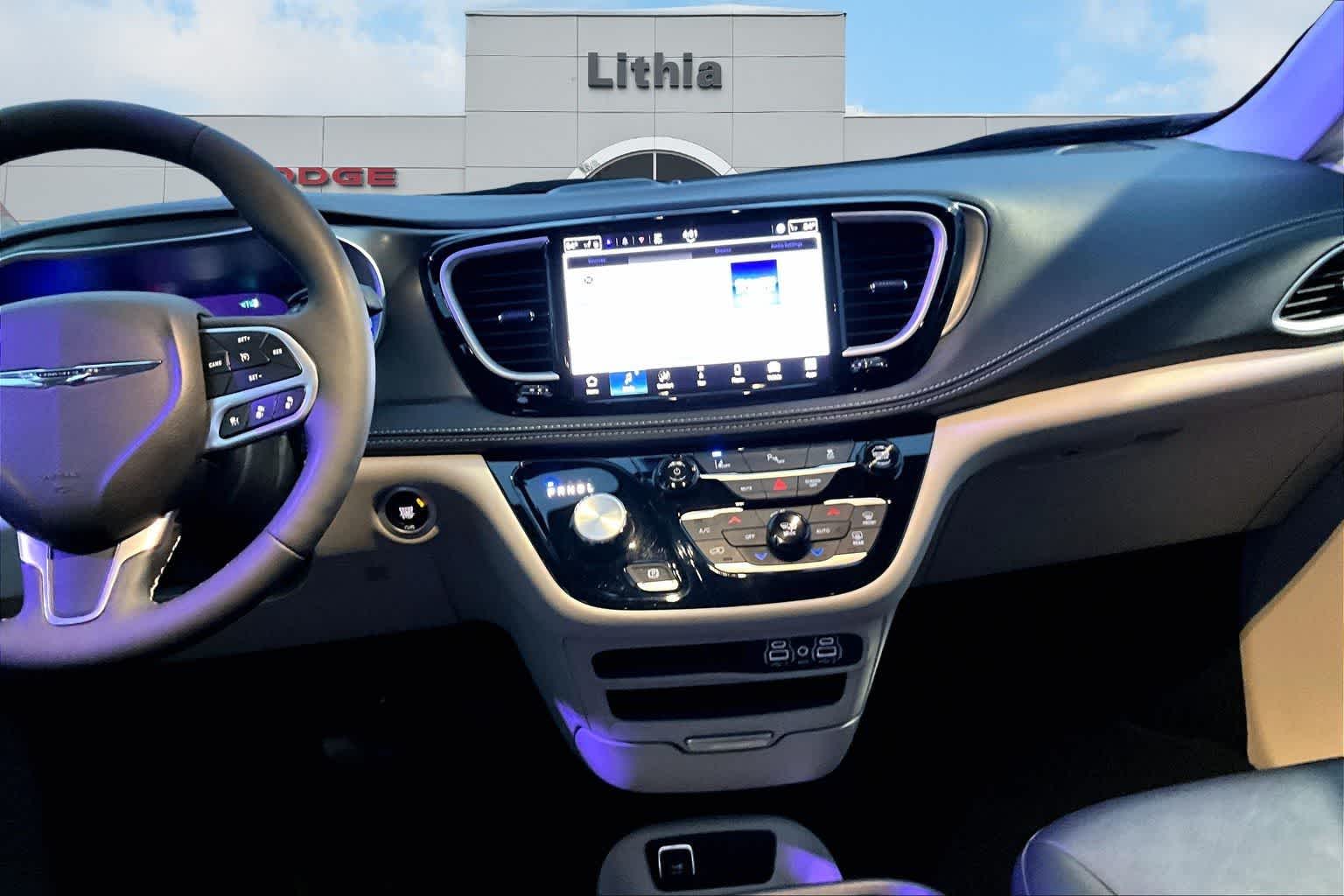 Thumbnail: 2024 Chrysler Pacifica - 16