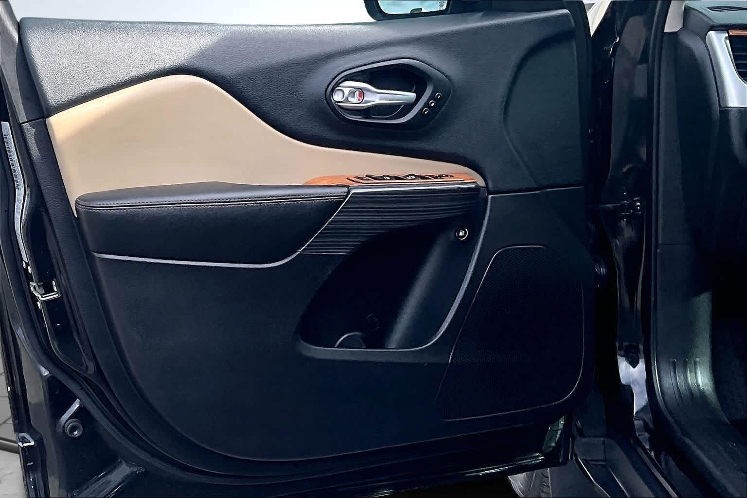 Thumbnail: 2015 Jeep Cherokee - 28