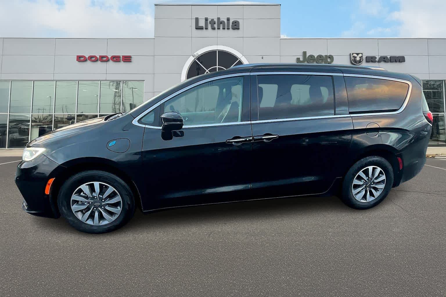 Thumbnail: 2021 Chrysler Pacifica - 3