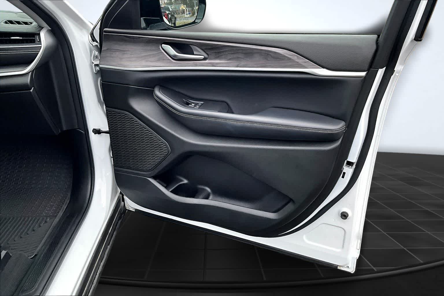 Thumbnail: 2023 Jeep Grand Cherokee L - 28