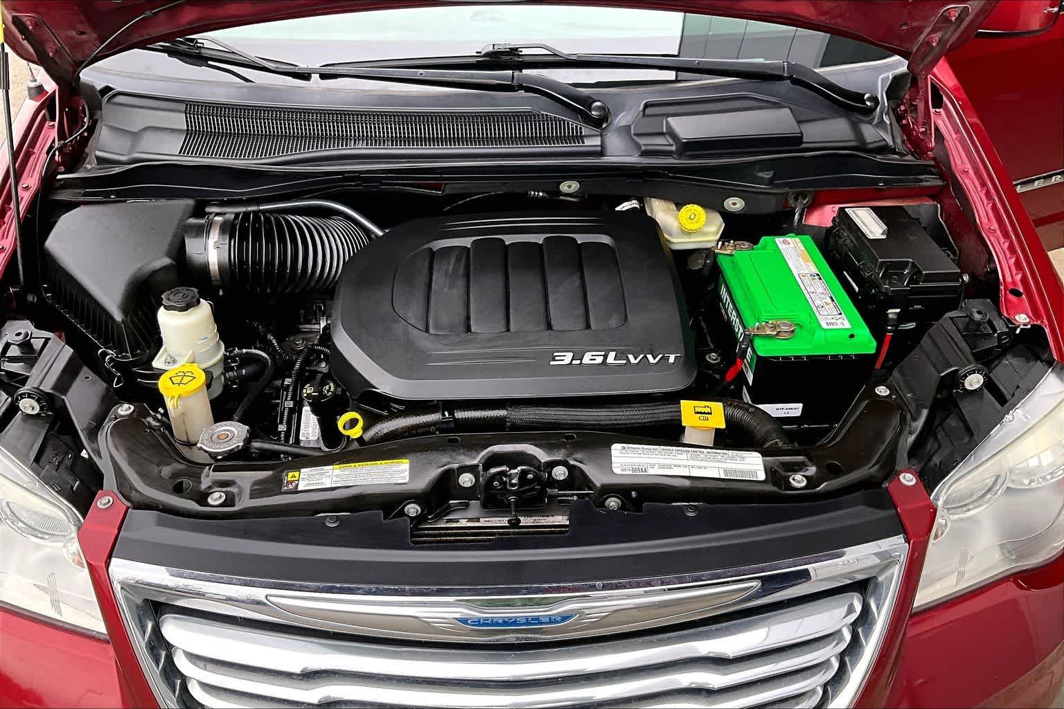 Thumbnail: 2012 Chrysler Town & Country - 9