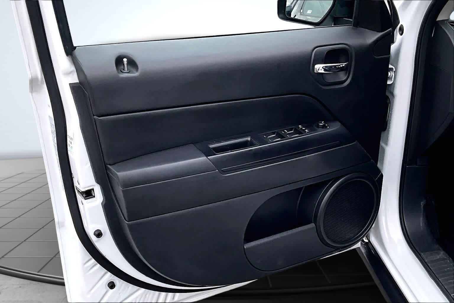 Thumbnail: 2016 Jeep Patriot - 28