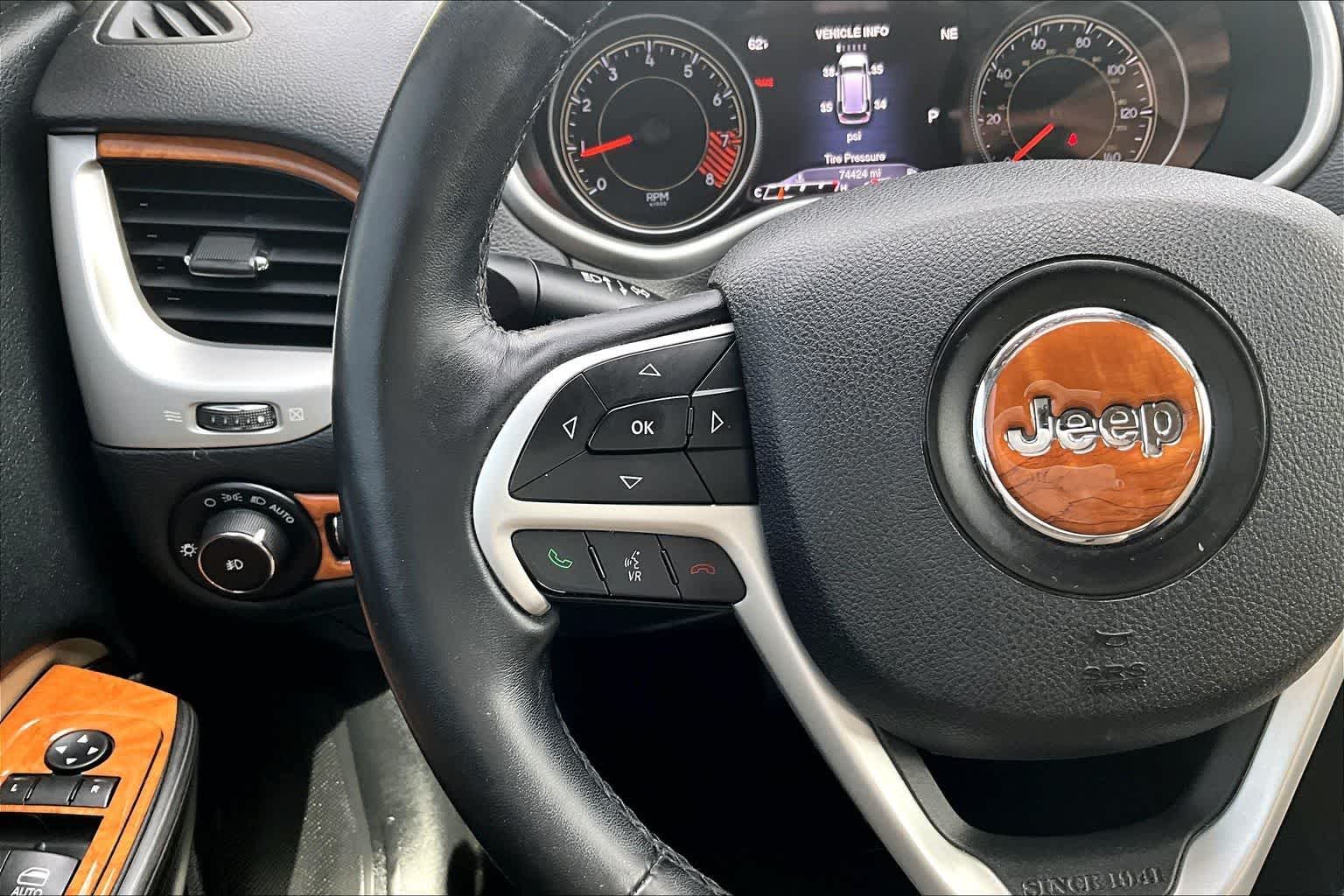 Thumbnail: 2015 Jeep Cherokee - 25