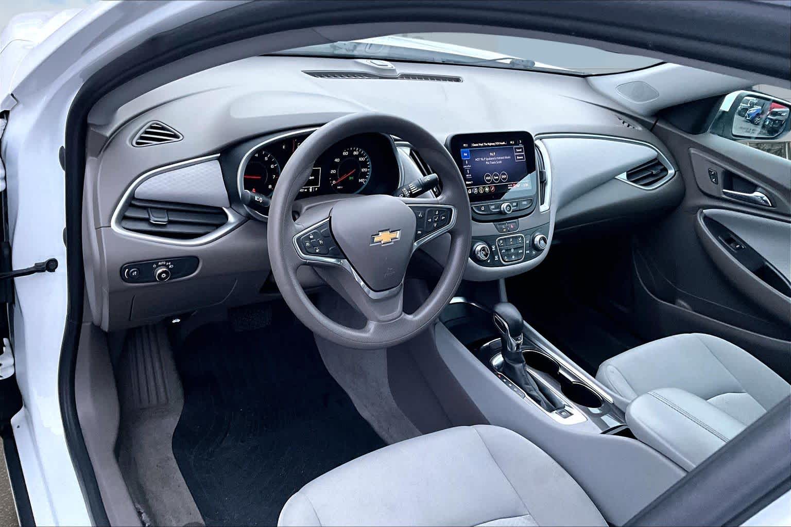 2022 Chevrolet Malibu 1LT photo 2