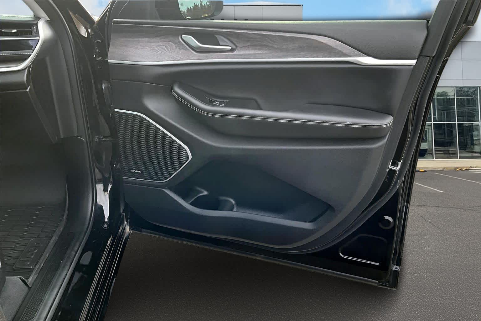 Thumbnail: 2023 Jeep Grand Cherokee - 29