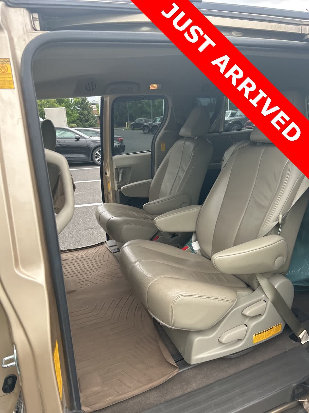 Thumbnail: 2014 Toyota Sienna - 6