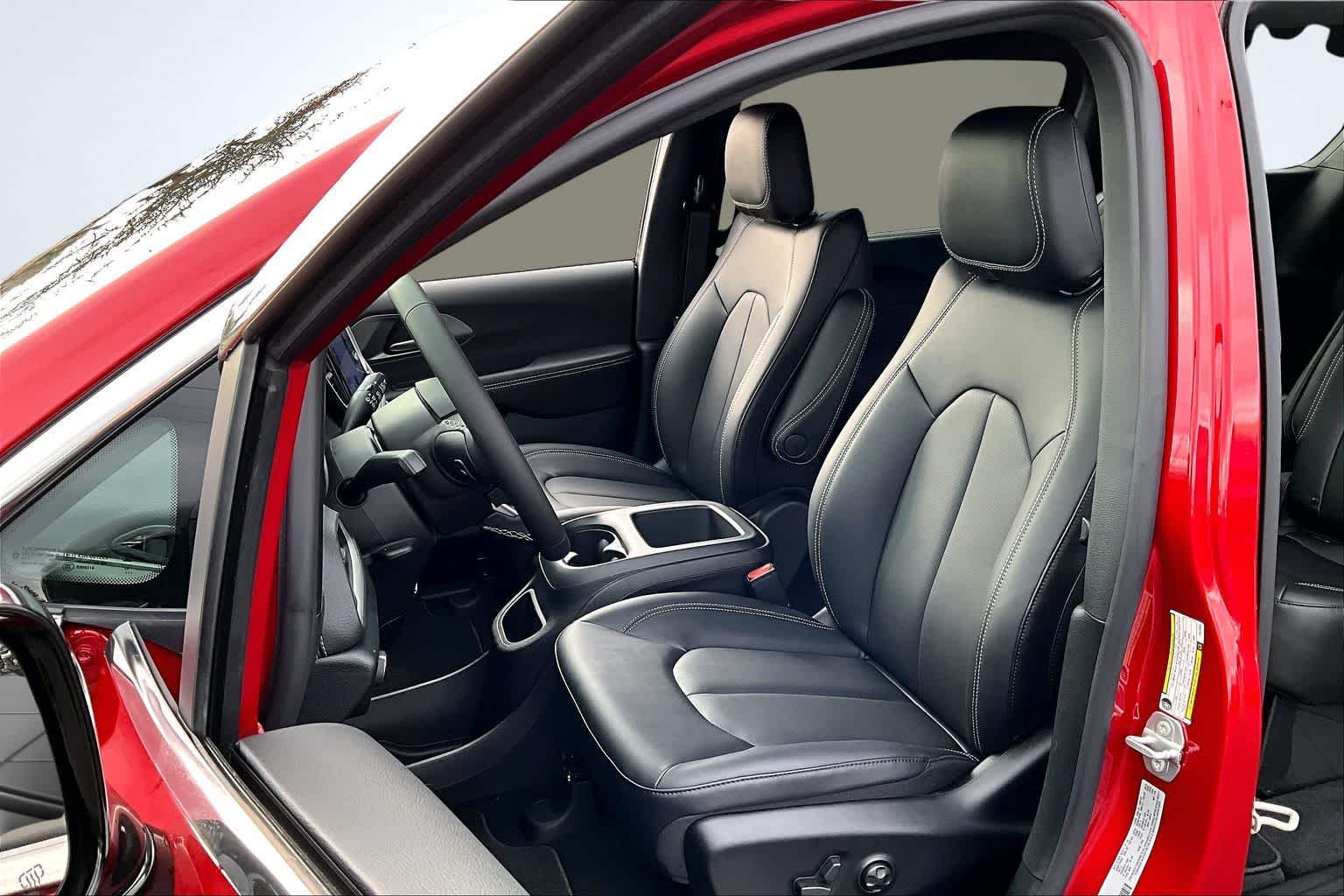 Thumbnail: 2026 Chrysler Pacifica - 11