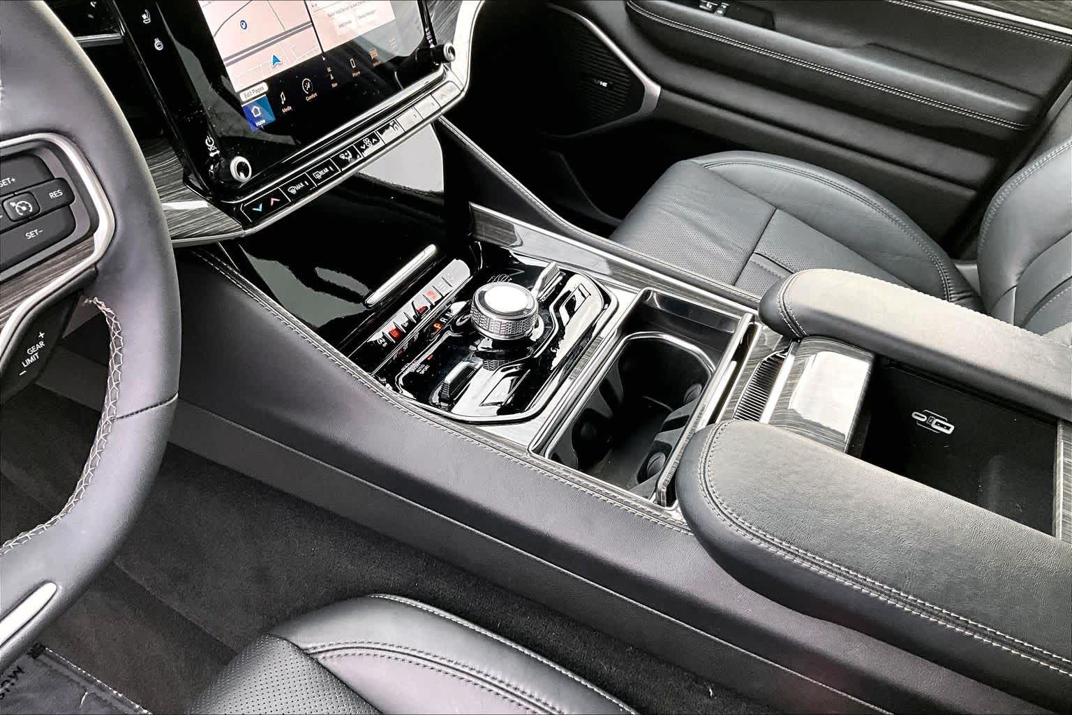 Thumbnail: 2022 Jeep Wagoneer - 17