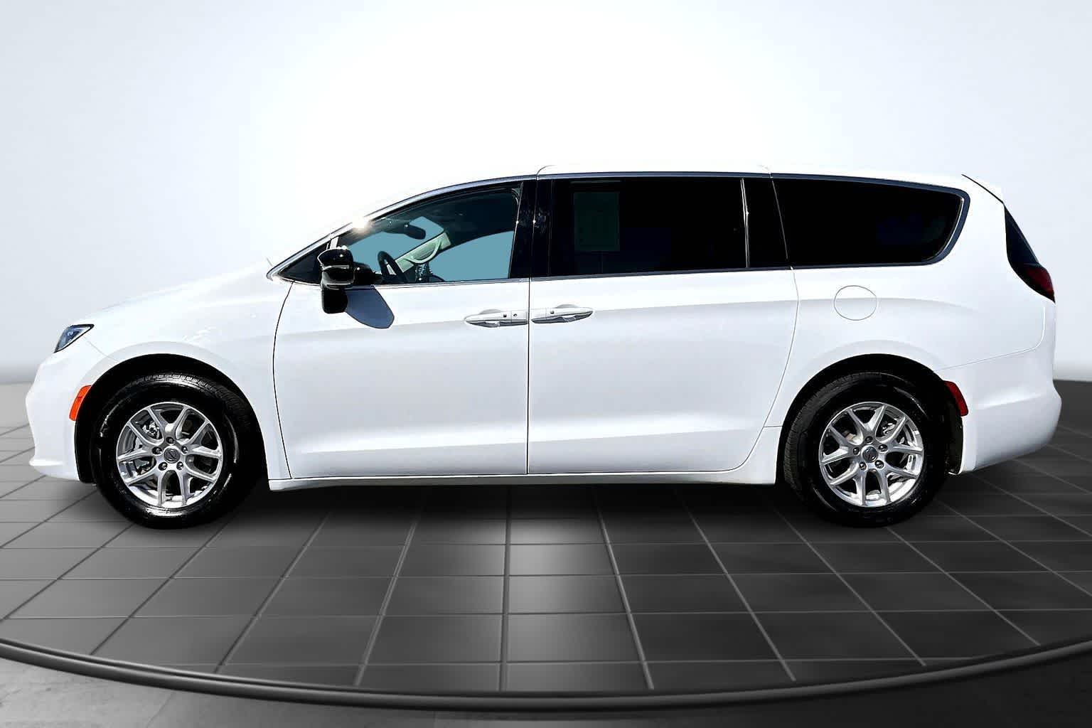 Thumbnail: 2024 Chrysler Pacifica - 3