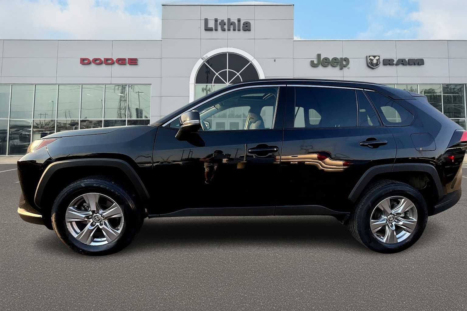 2024 Toyota RAV4 XLE photo 3