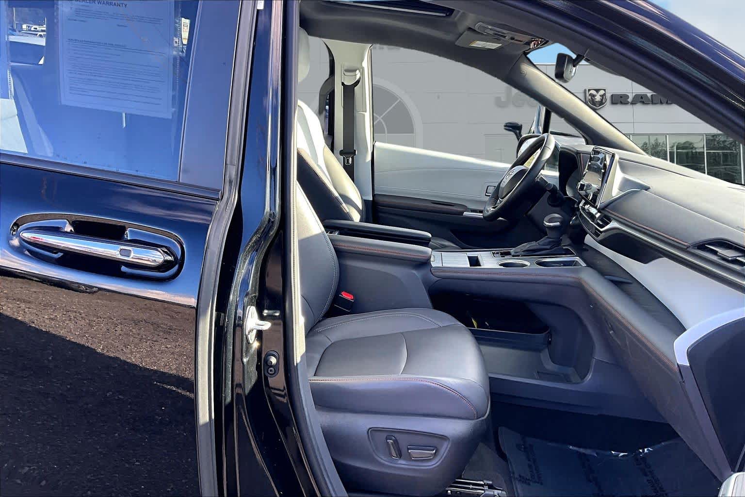 Thumbnail: 2022 Toyota Sienna - 14