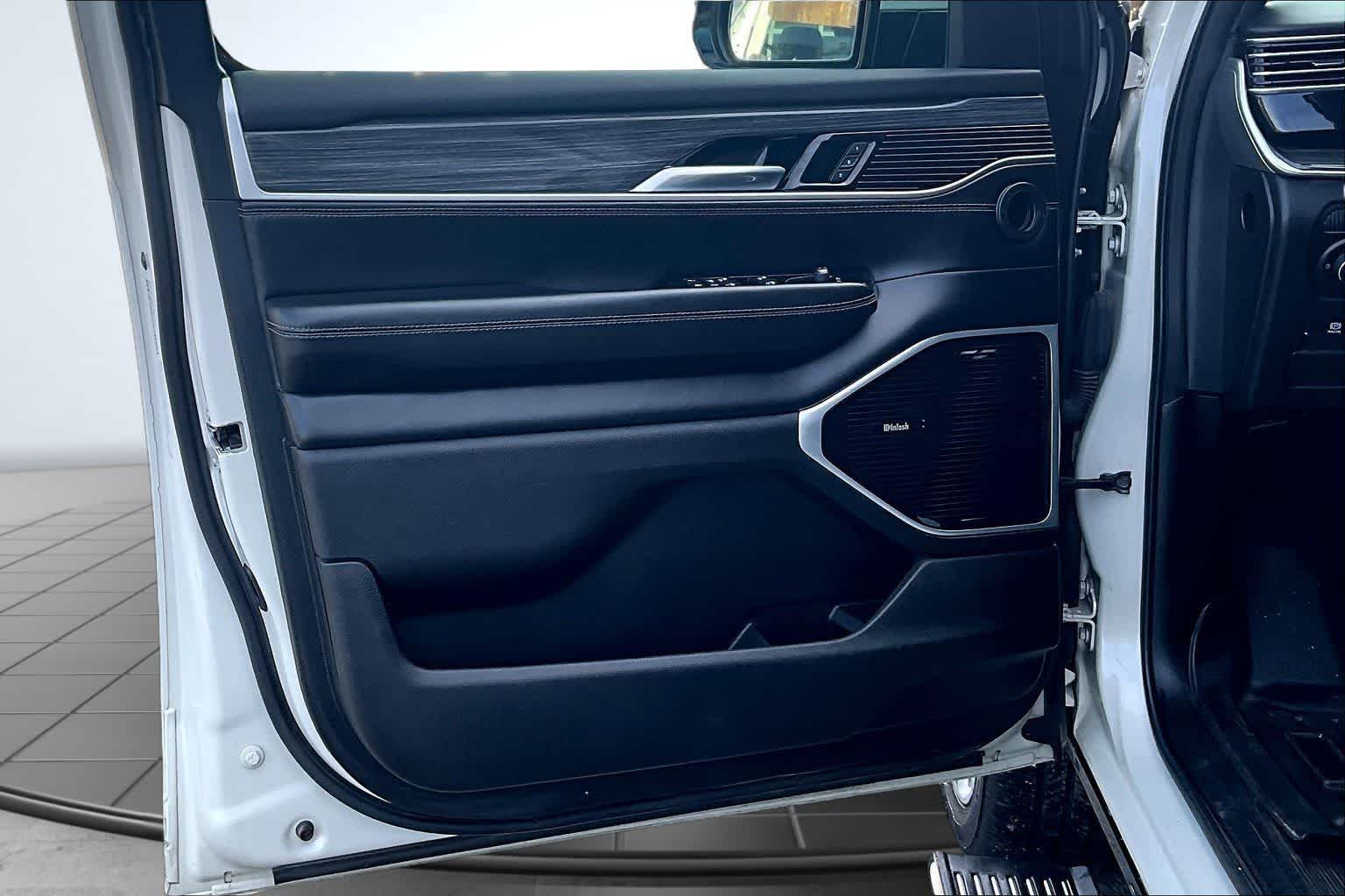 Thumbnail: 2022 Jeep Wagoneer - 27