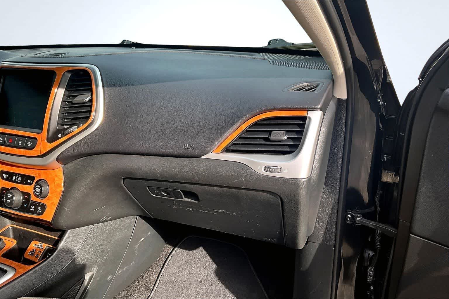 Thumbnail: 2015 Jeep Cherokee - 24