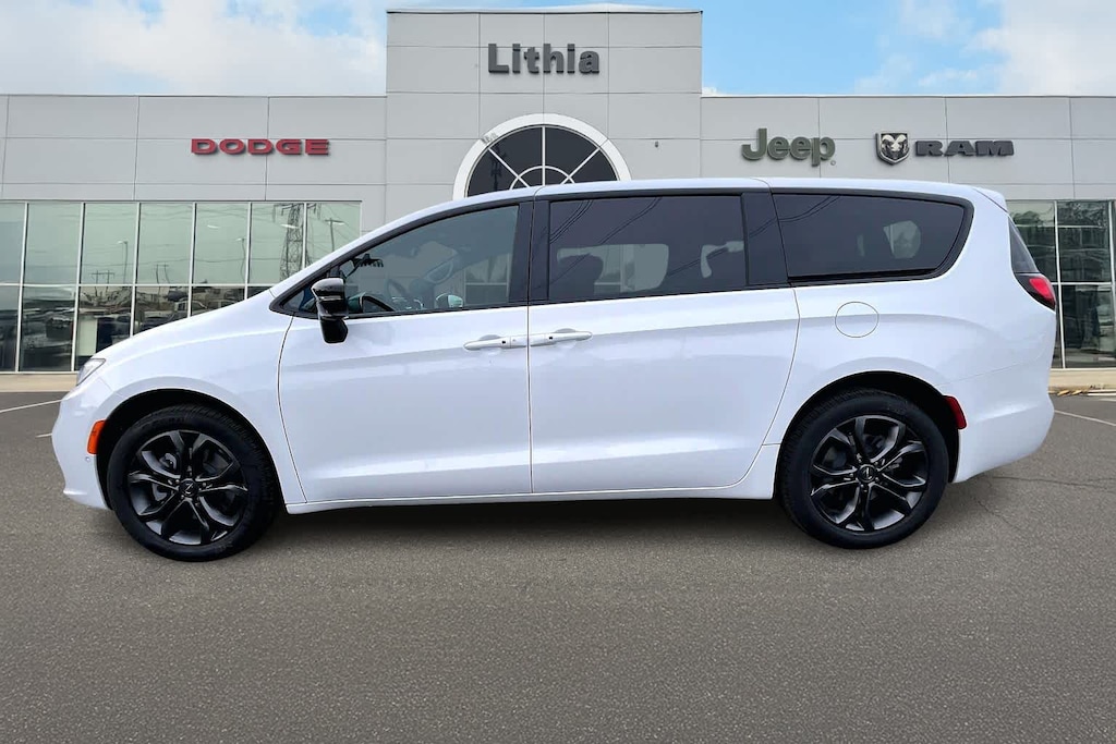 New 2026 Chrysler Pacifica Select Passenger Van