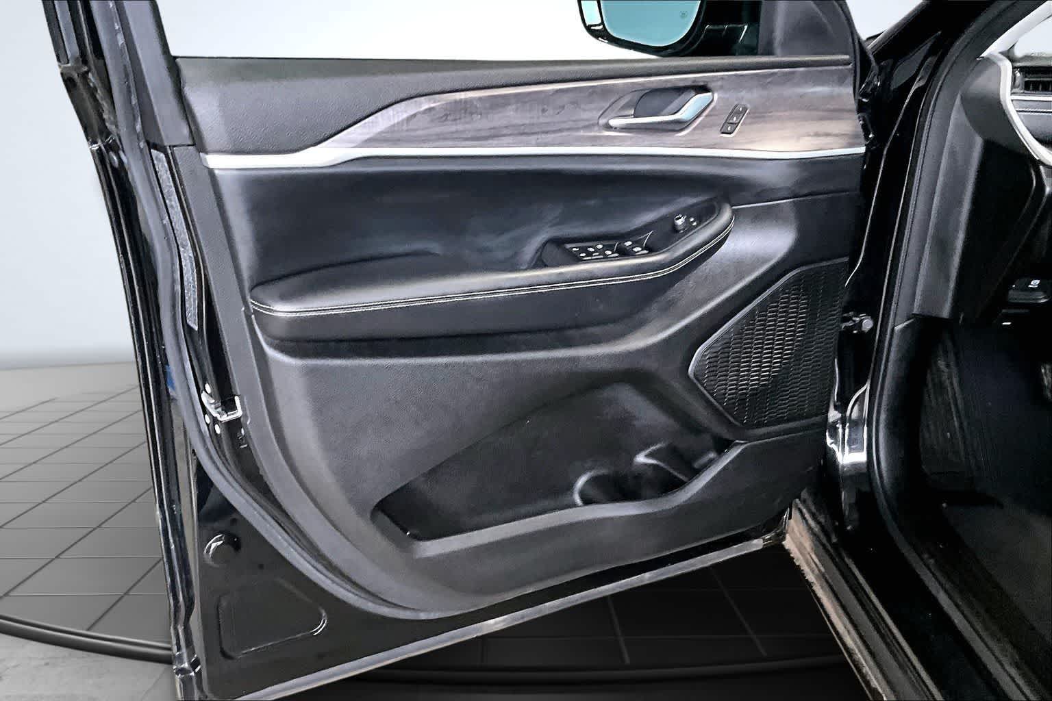 Thumbnail: 2023 Jeep Grand Cherokee L - 28