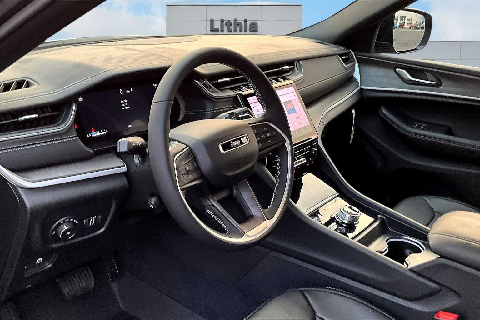 2025 Jeep Grand Cherokee Limited photo 2