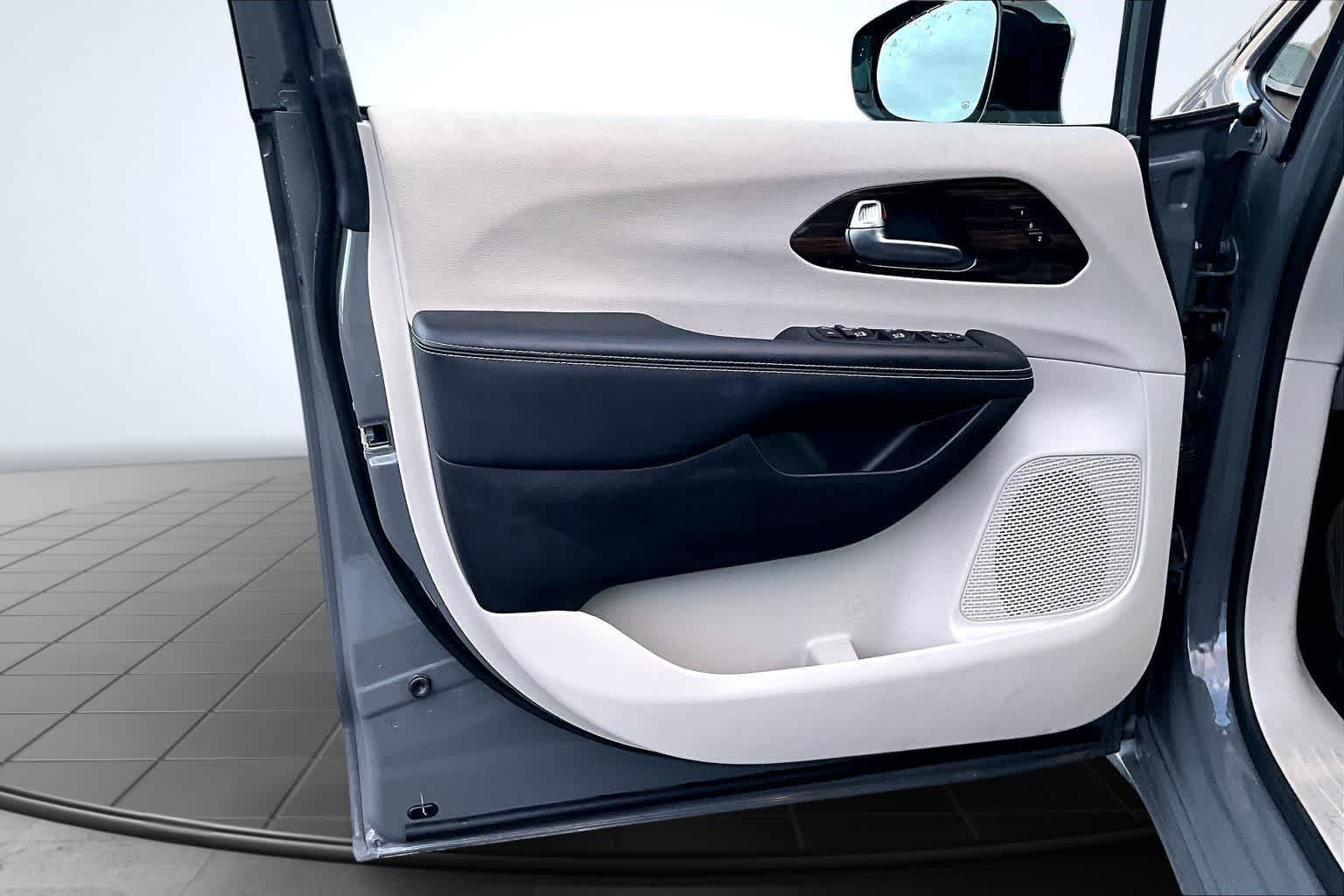 Thumbnail: 2023 Chrysler Pacifica - 28