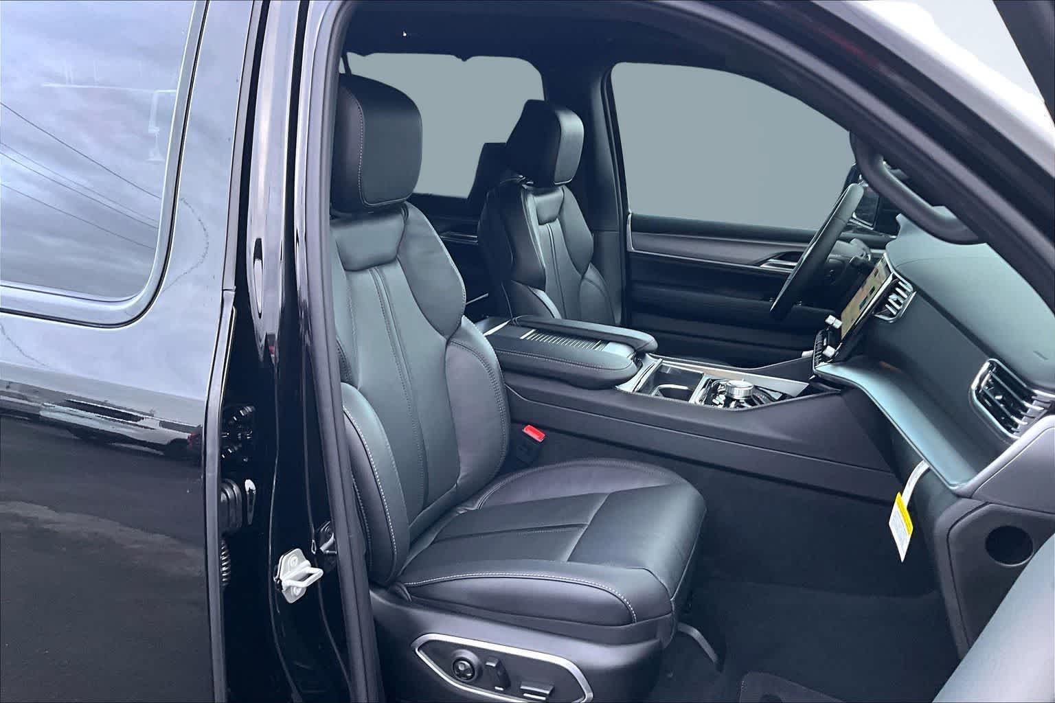 Thumbnail: 2026 Jeep Grand Wagoneer - 14