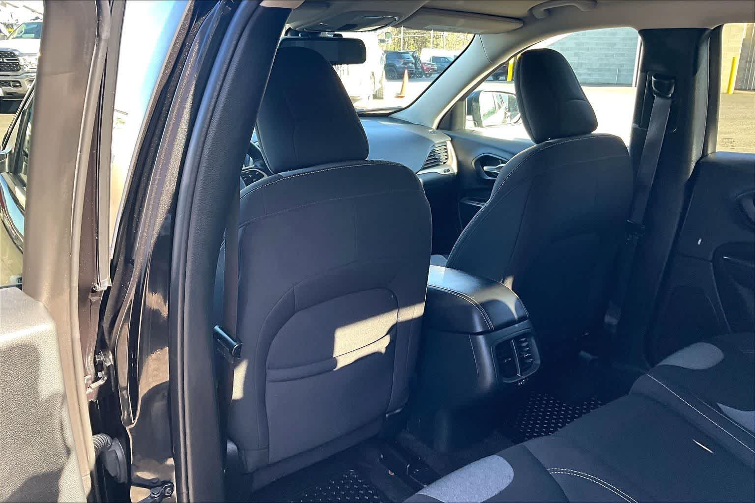 Thumbnail: 2016 Jeep Cherokee - 12