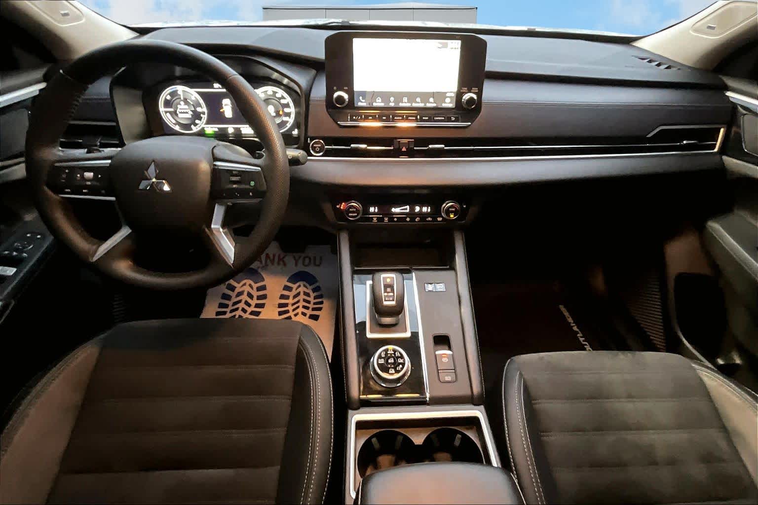 Thumbnail: 2023 Mitsubishi Outlander - 10