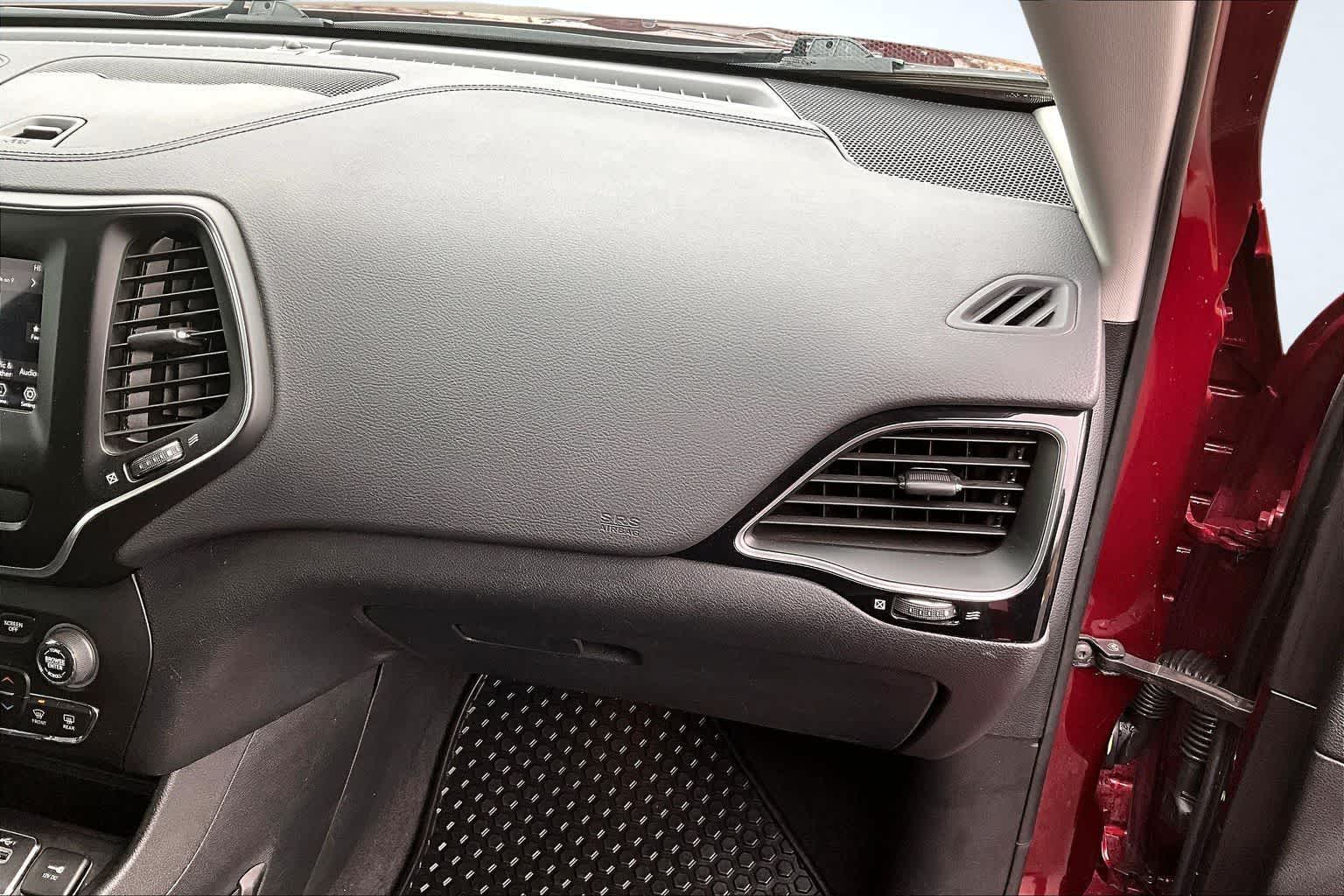 Thumbnail: 2020 Jeep Cherokee - 24