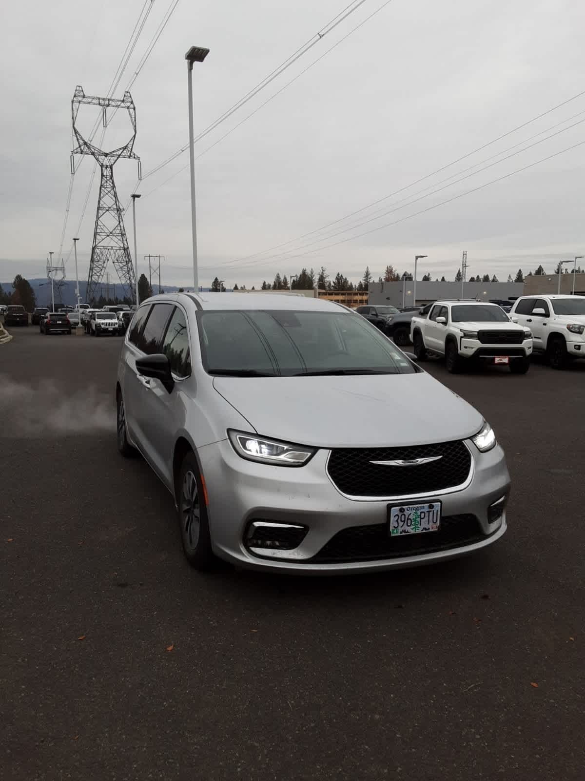 2024 Chrysler Pacifica Hybrid photo 2