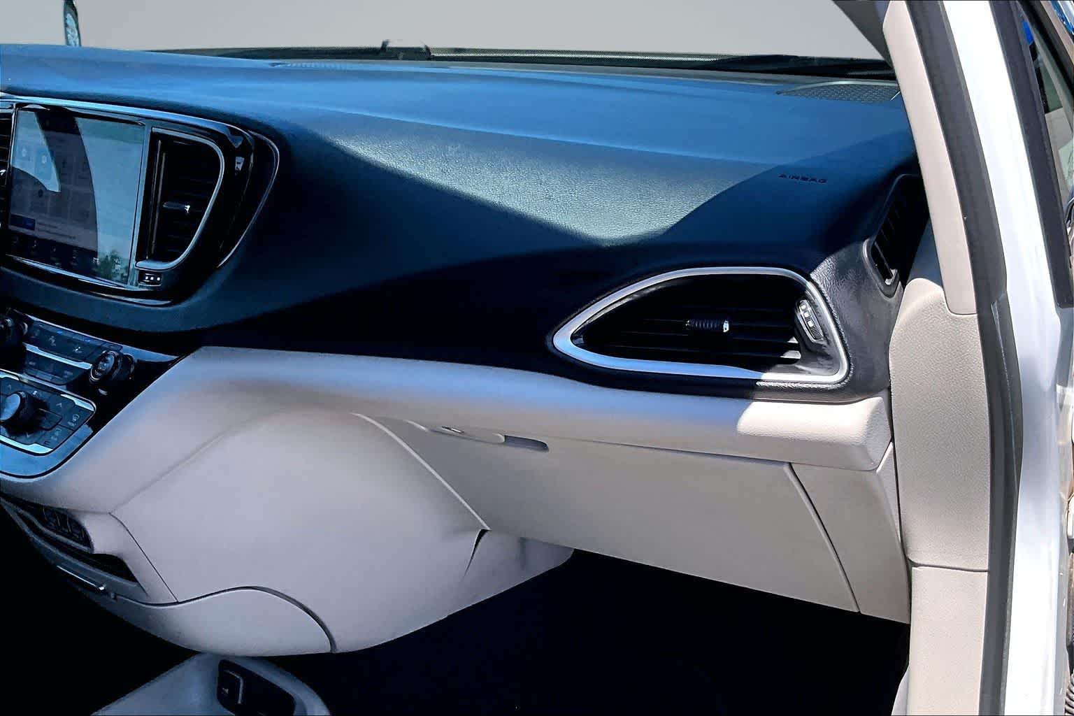 Thumbnail: 2023 Chrysler Pacifica - 23