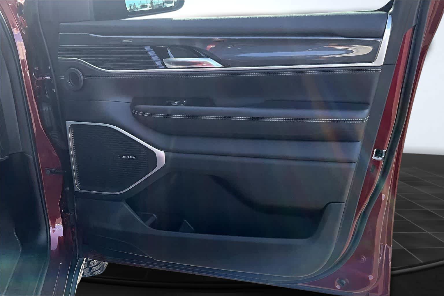 Thumbnail: 2022 Jeep Wagoneer - 28