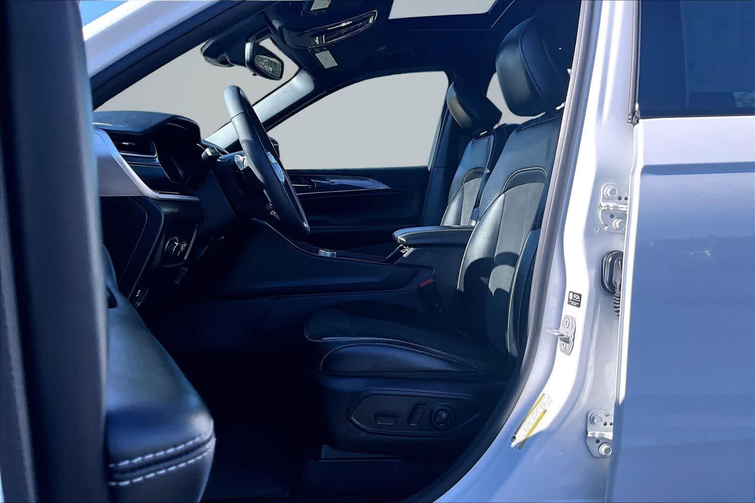 Thumbnail: 2023 Jeep Grand Cherokee - 11