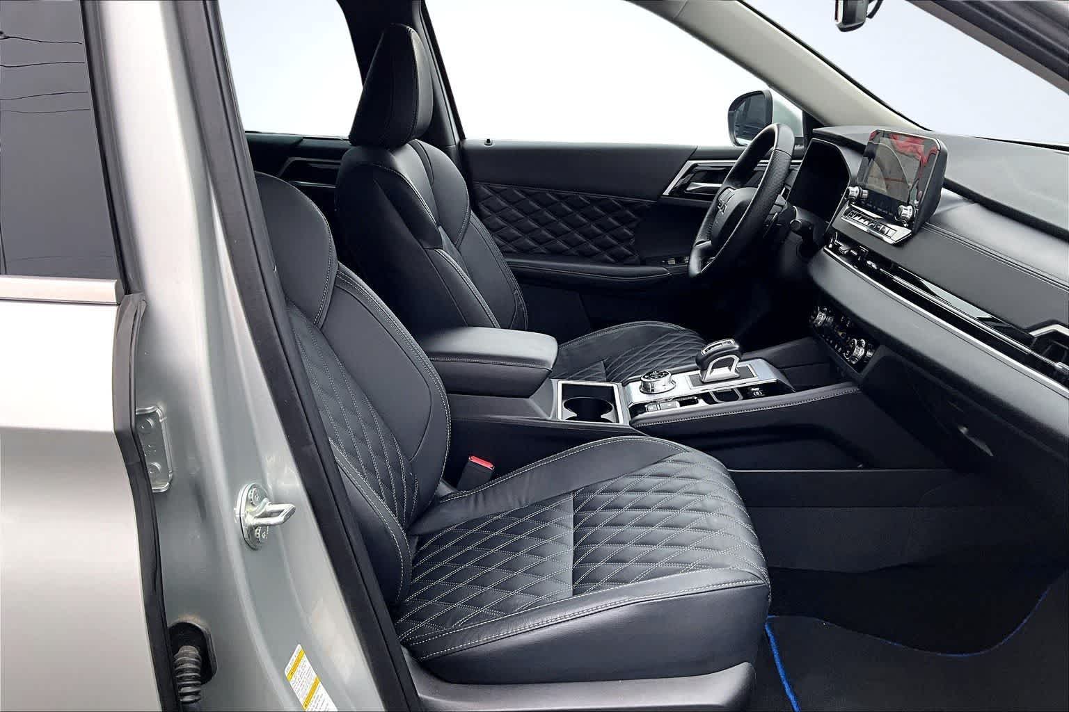 Thumbnail: 2023 Mitsubishi Outlander - 14