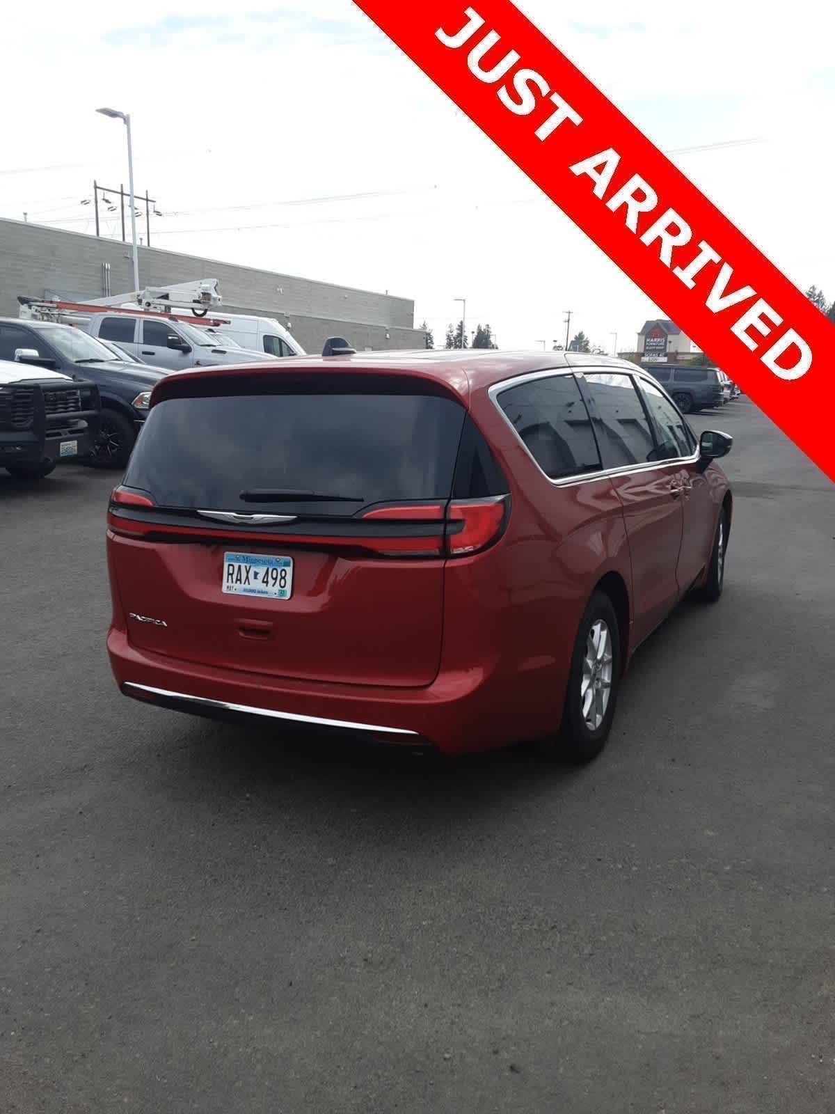 2024 Chrysler Pacifica Touring L photo 4