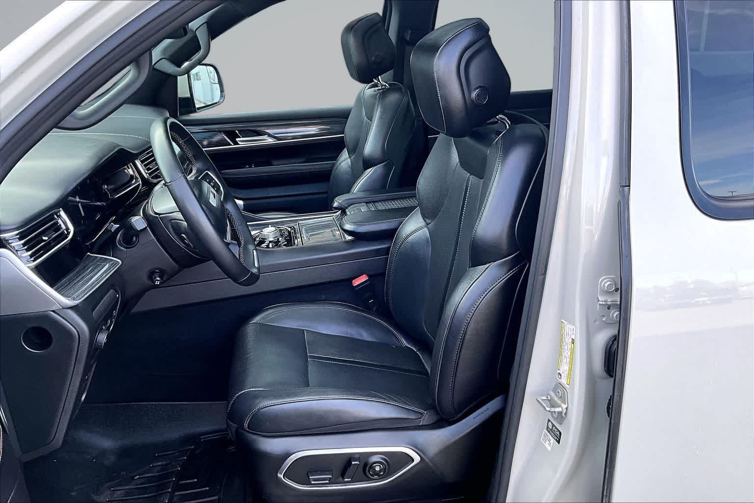 Thumbnail: 2022 Jeep Wagoneer - 10