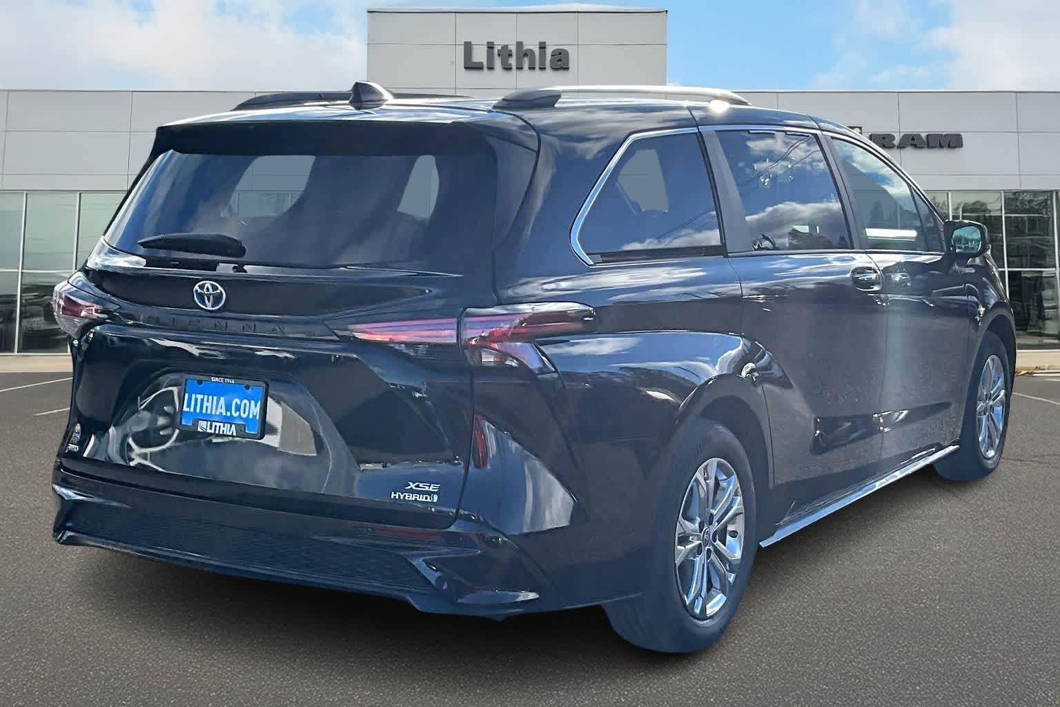 Thumbnail: 2022 Toyota Sienna - 23
