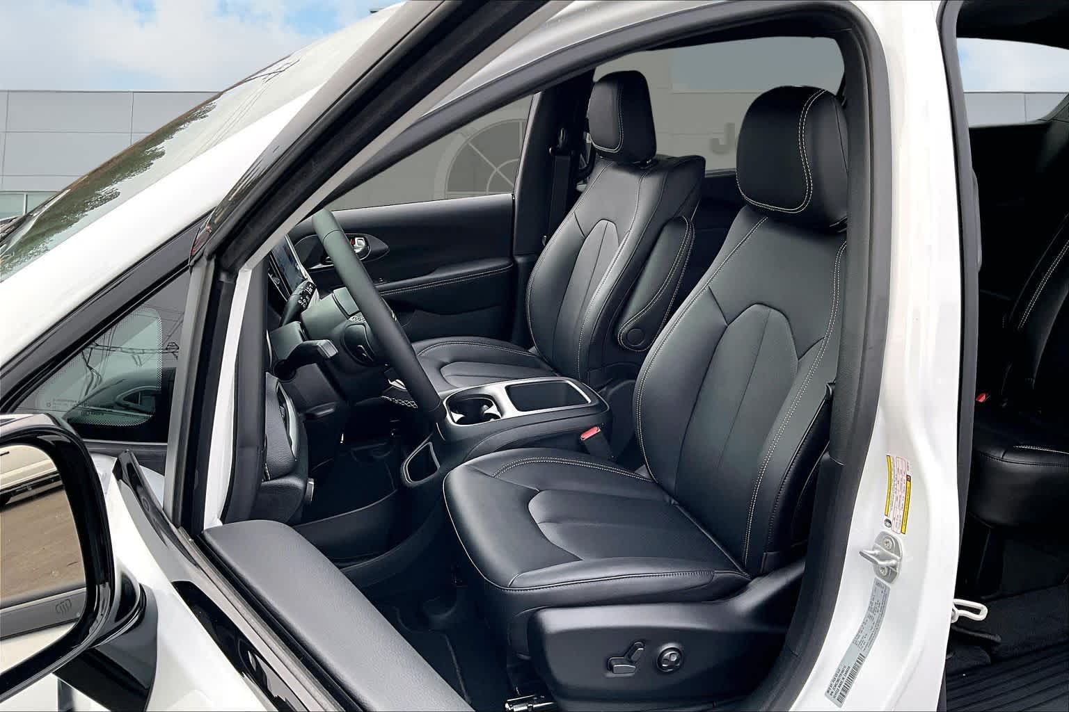 Thumbnail: 2026 Chrysler Pacifica - 11