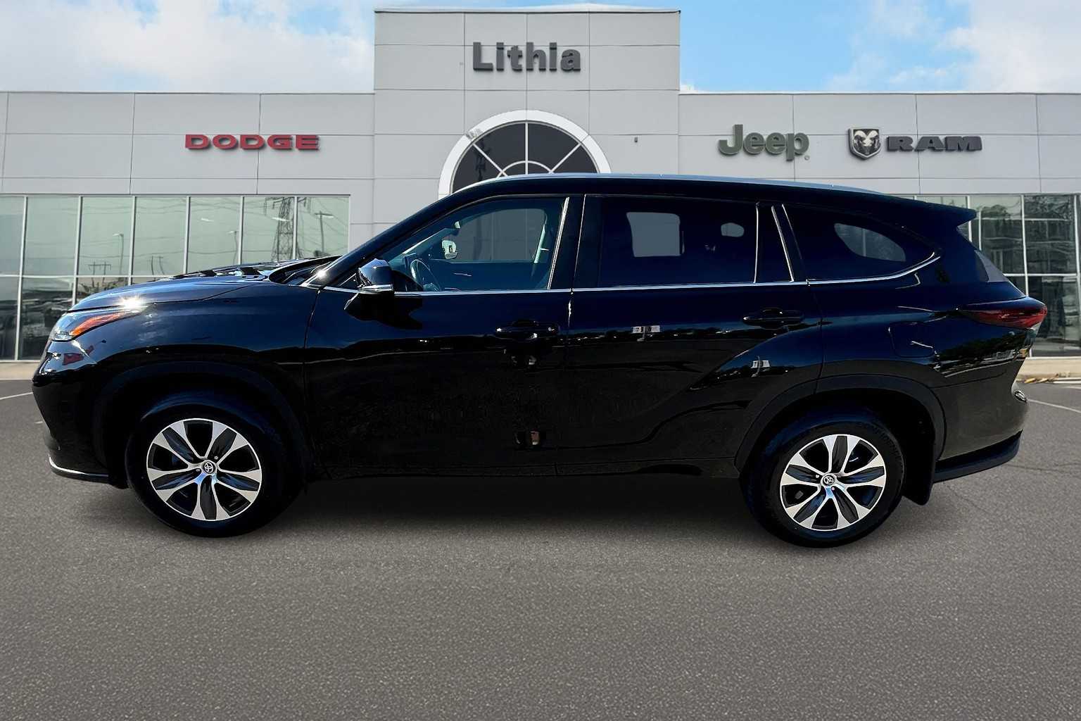 2024 Toyota Highlander XLE photo 3