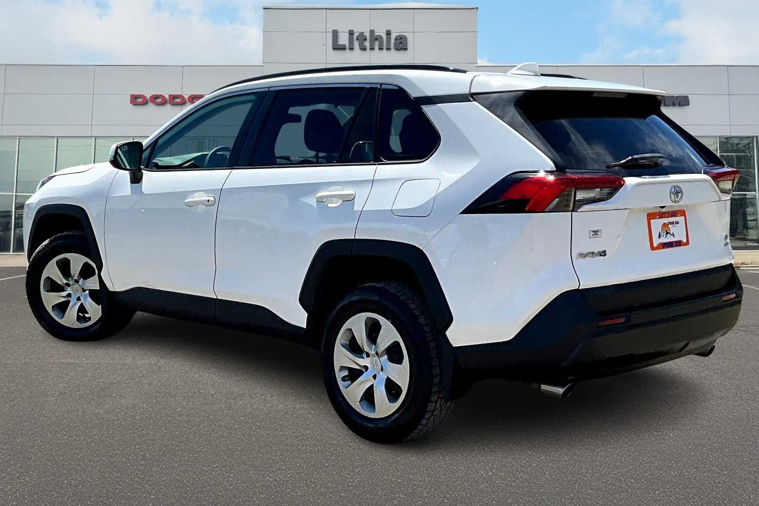 2020 Toyota RAV4 LE photo 3
